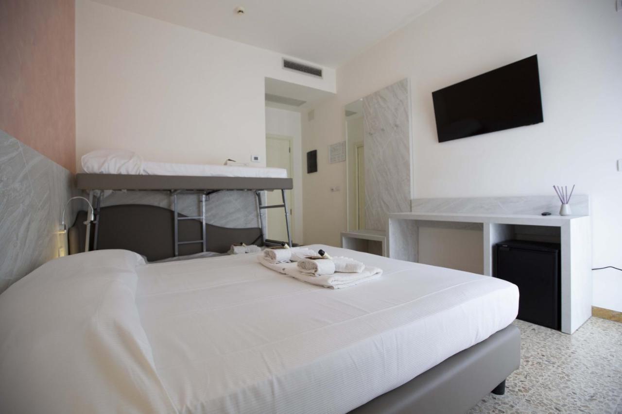 Hotel Confort Rimini Exterior photo