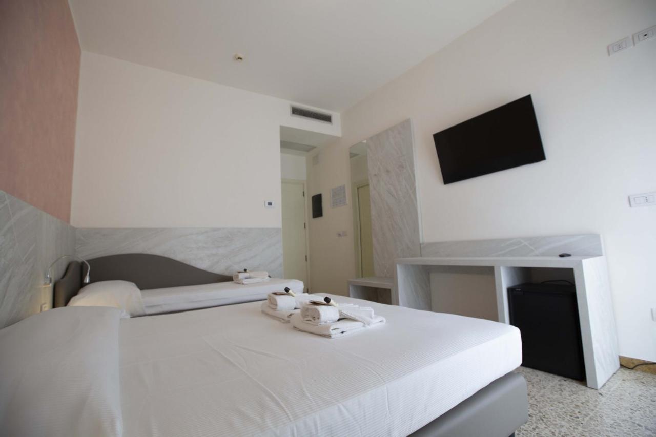 Hotel Confort Rimini Exterior photo