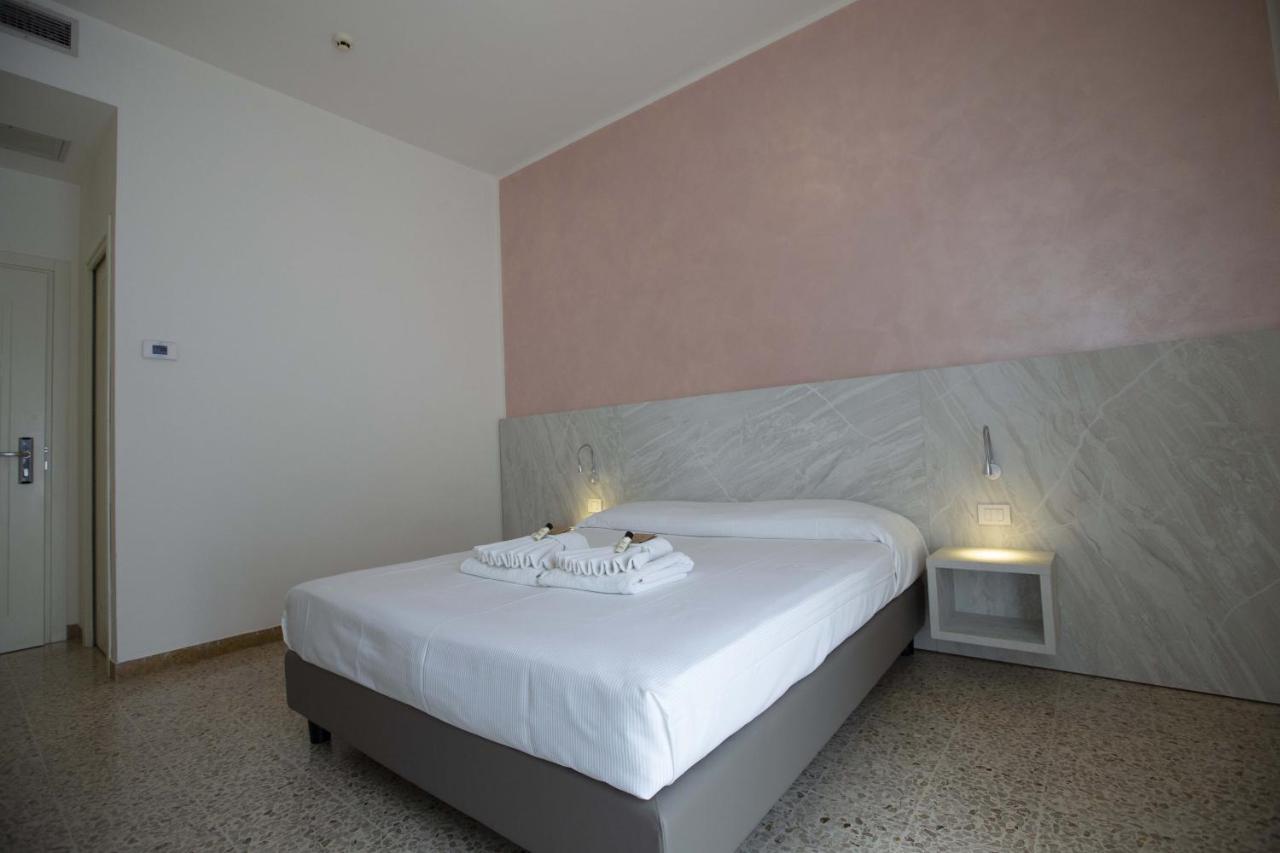 Hotel Confort Rimini Exterior photo